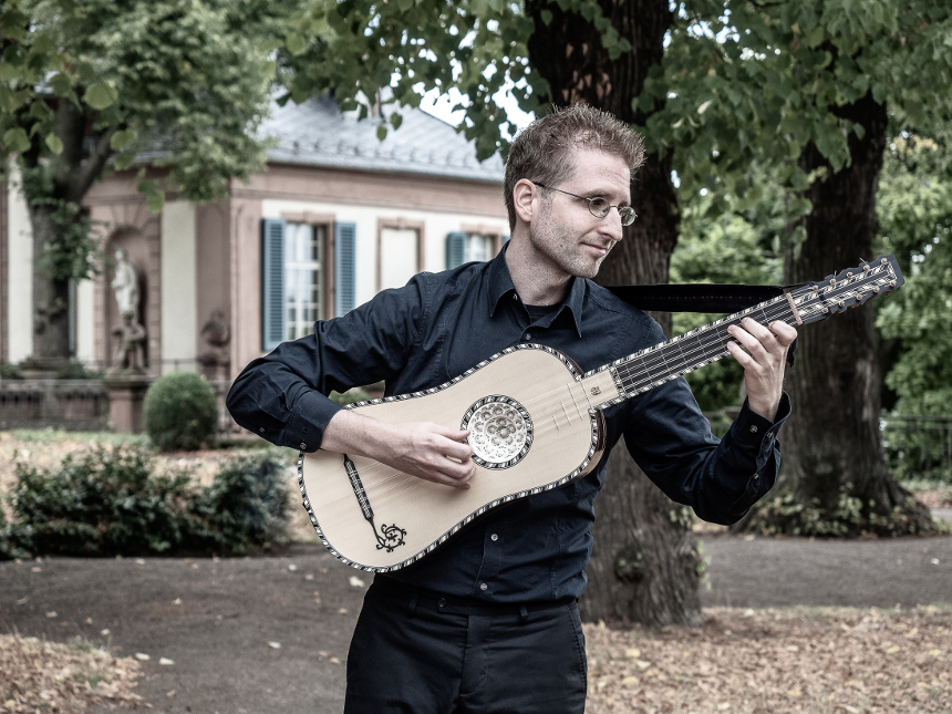 Konrad Hauser mit Barockgitarre