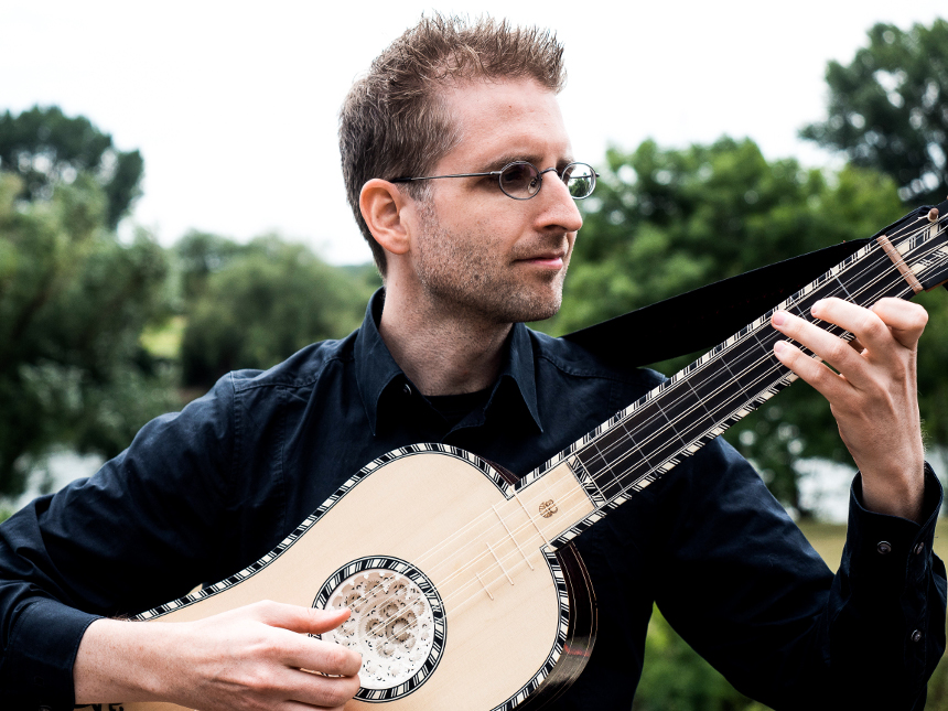 Konrad Hauser mit Barockgitarre